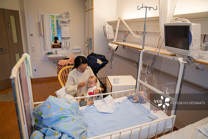 母亲在挪威奥斯陆喂生病的宝宝图片素材