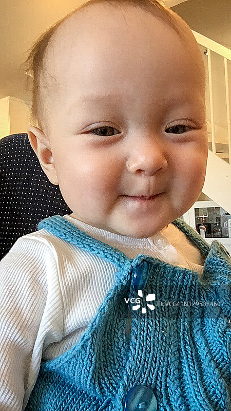 挪威奥斯陆的微笑婴儿肖像图片素材