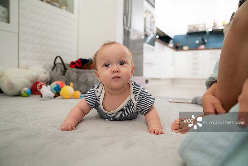 宝宝在挪威奥斯陆的客厅地板上爬行图片素材