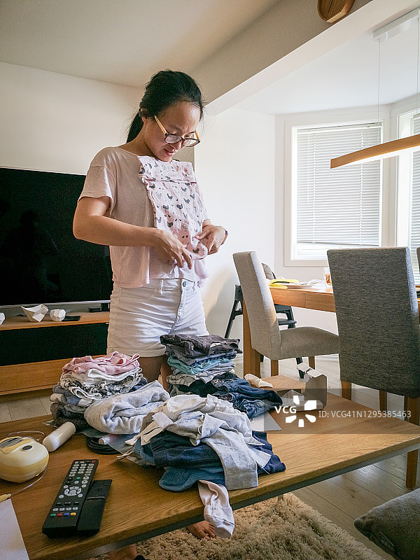 在挪威奥斯陆在家叠衣服的年轻女人图片素材