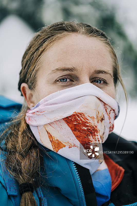 女背包客在冬天戴着脖套作为口罩图片素材