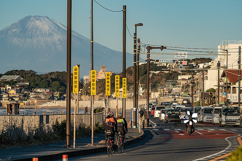 日本神奈川县的富士山与海岸公路图片素材