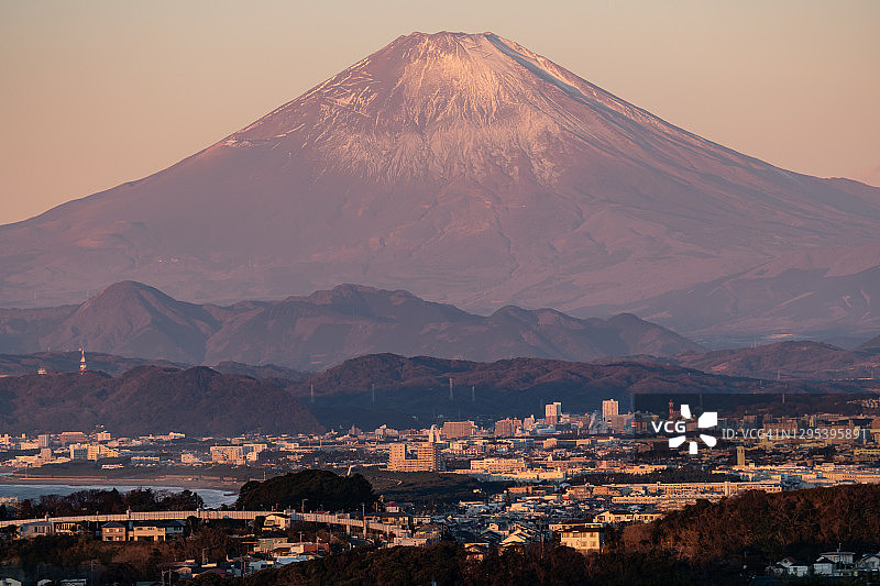 日本神奈川县海边积雪富士山图片素材