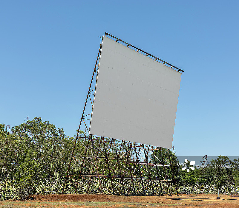 澳大利亚乡村小镇的旧汽车电影院，白天屏幕空白图片素材