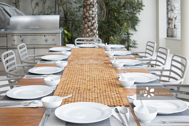 晚餐餐桌布置：空盘、亚麻布和银器（罕见视角，留白）图片素材