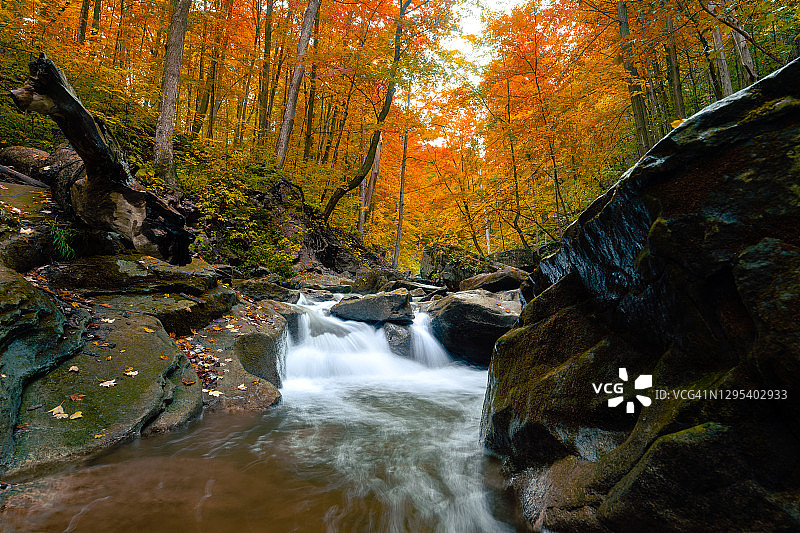 秋季环绕巨石的小溪图片素材