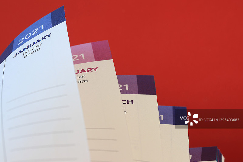 2021年日历一月页面特写，以英语、法语和西班牙语印刷图片素材