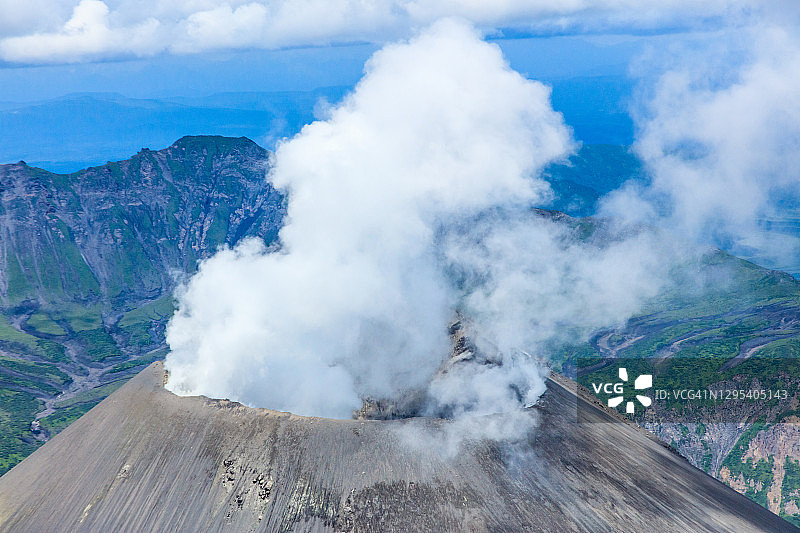 直升机航拍卡雷姆斯基火山与间歇泉谷、乌宗火山口图片素材