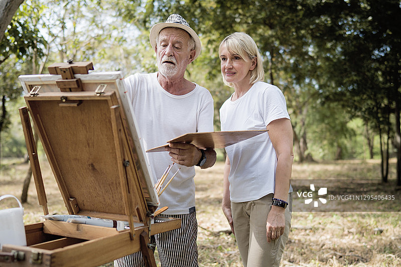 情侣享受绘画爱好图片素材