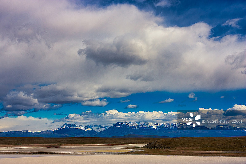 巴塔哥尼亚安第斯山脉旁的盐滩图片素材