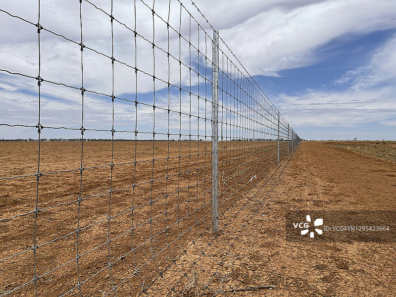 澳大利亚内陆农场干旱田野上的带刺铁丝网围栏图片素材