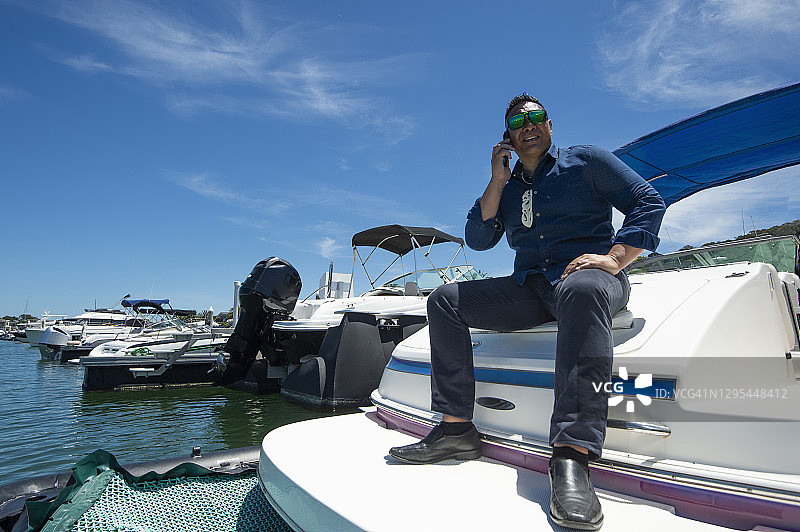 在码头的户外工作的商务男士图片素材