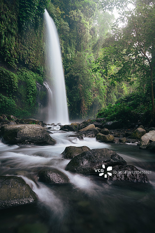 印度尼西亚龙目岛林贾尼火山国家公园的蒂乌克勒普瀑布图片素材