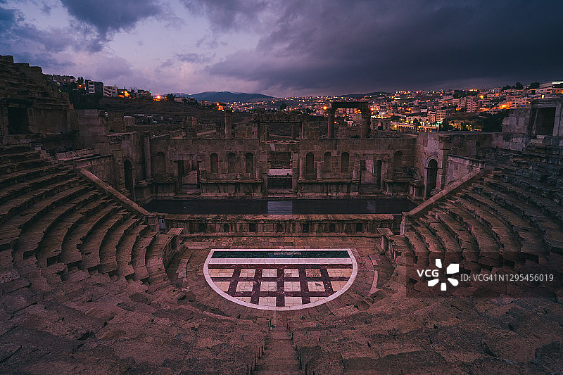 约旦安曼哲拉什古罗马城市遗址的罗马剧场黄昏景色图片素材