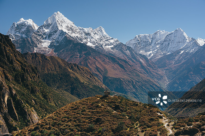 从塔梅村眺望干地卡和Thamserku峰，尼泊尔珠穆朗玛峰徒步路线图片素材