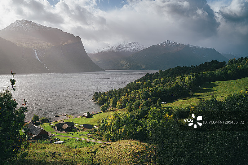 挪威伦姆斯达尔山谷秋季风光图片素材