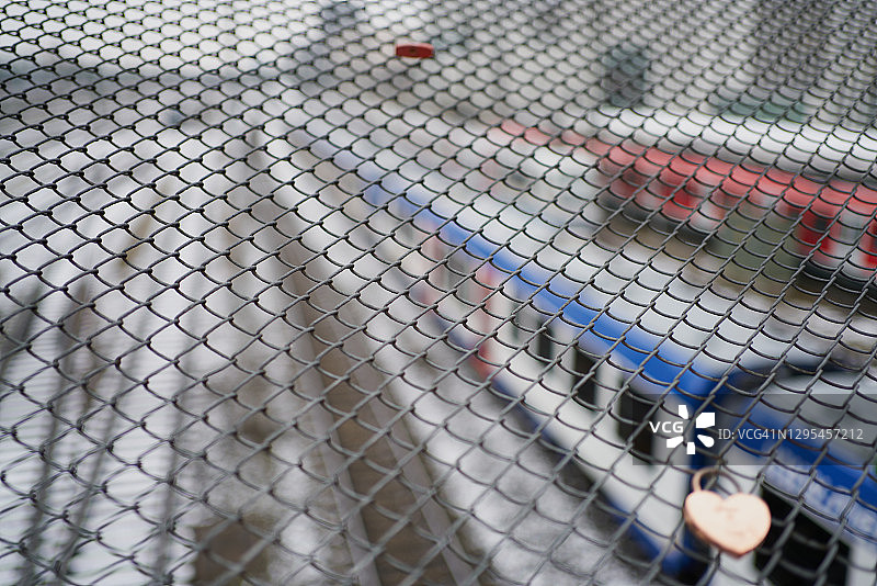 德国慕尼黑火车站和雪景列车的防护栅栏特写图片素材