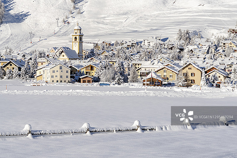 被白雪覆盖的策雷里纳高山村庄，瑞士图片素材