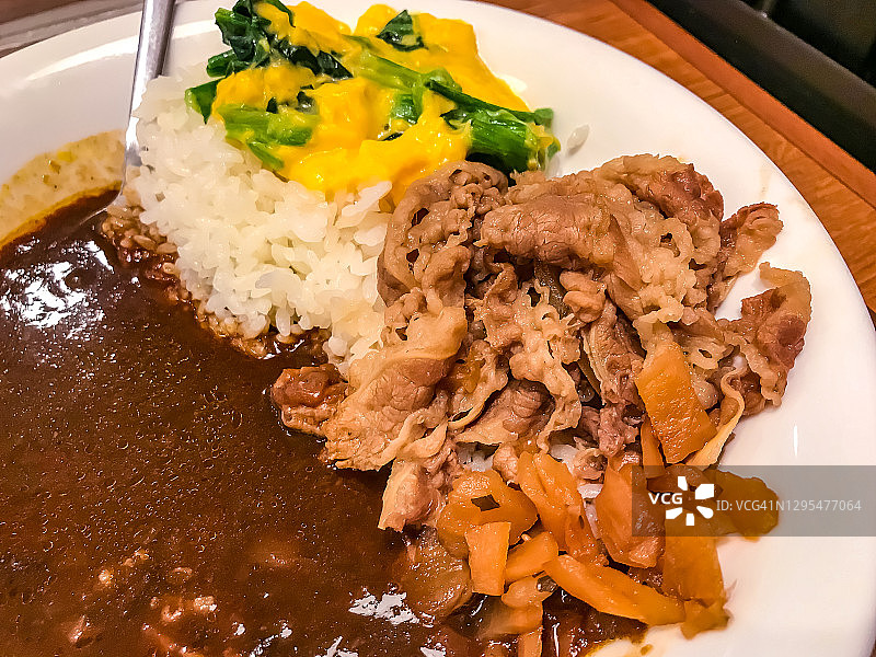 咖喱饭配奶酪鸡蛋牛肉图片素材