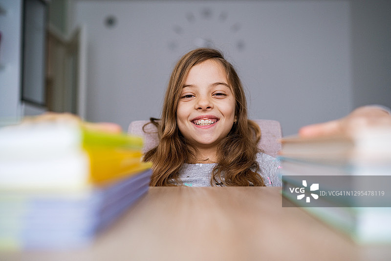 女孩被书籍包围图片素材