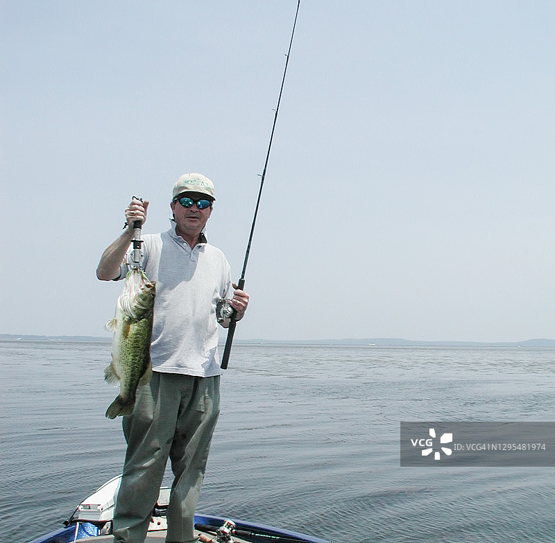 在切萨皮克湾钓鲈鱼图片素材