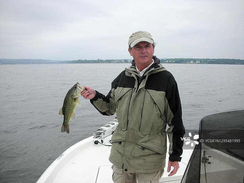 在切萨皮克湾钓鲈鱼图片素材