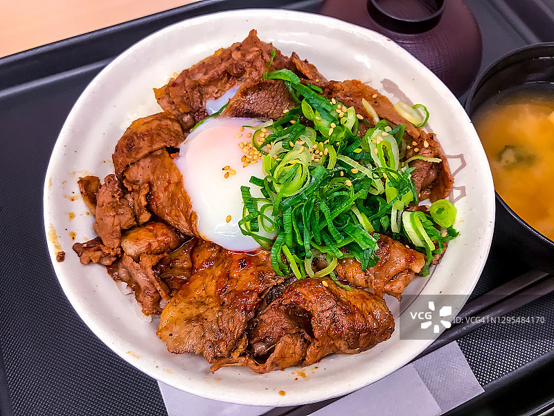 米饭碗，炸牛肉鸡蛋盖饭图片素材