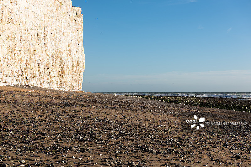 英国东萨塞克斯七姐妹白色悬崖和海滩图片素材