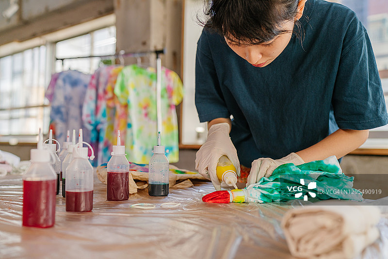 年轻女人在室内做扎染图片素材