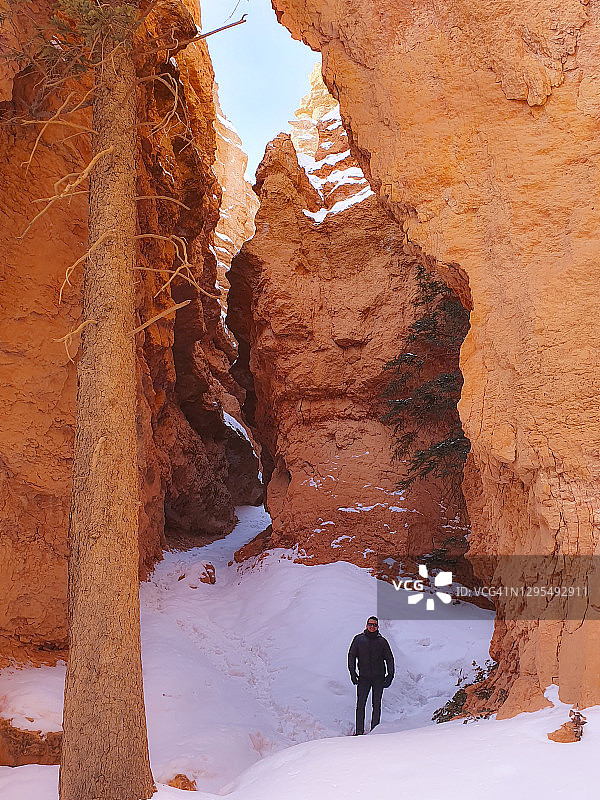 冬季美国犹他州布莱斯峡谷的男人图片素材