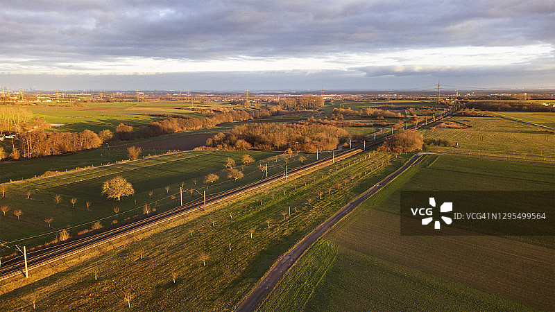 田野和铁路轨道的航拍图图片素材