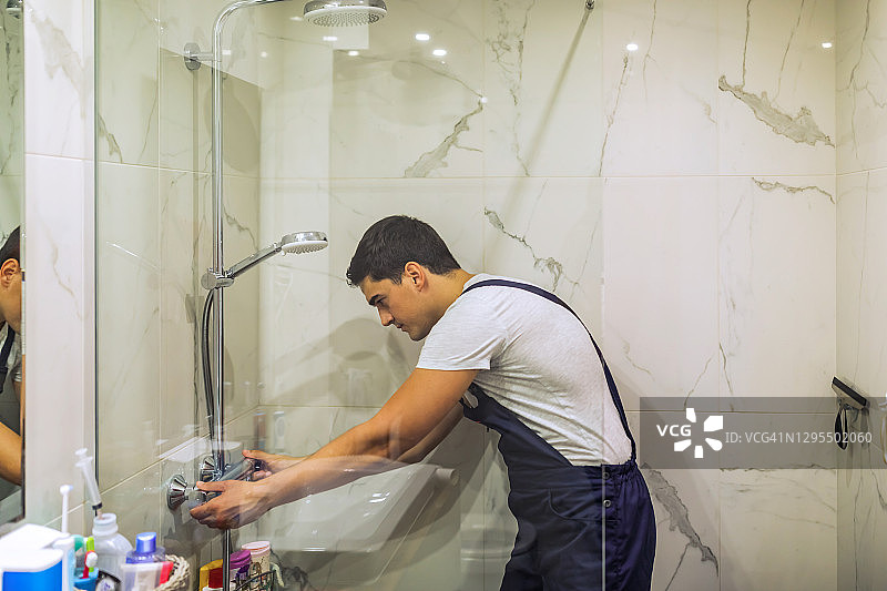 水管工修理浴室水龙头图片素材