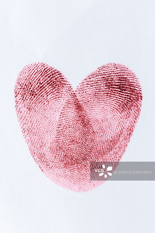 红色指纹墨迹爱心特写，纹理白纸背景图片素材