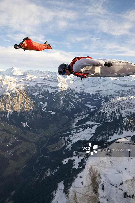 翼装飞行者翱翔于群山之上图片素材