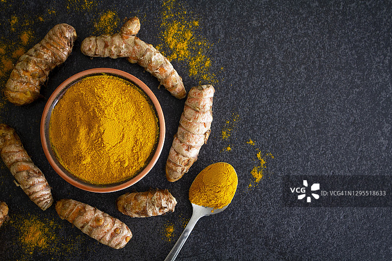 姜黄根和粉末。平铺。图片素材