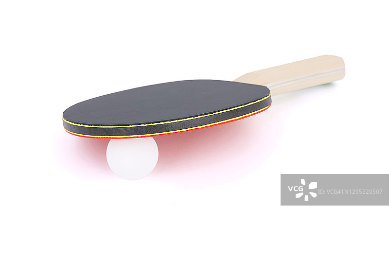 白色背景的乒乓球拍和网球图片素材