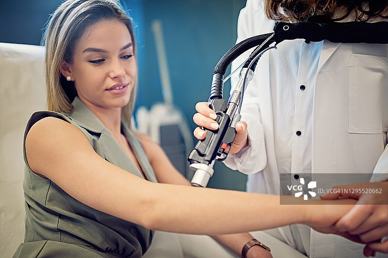 年轻女子进行激光脱毛图片素材