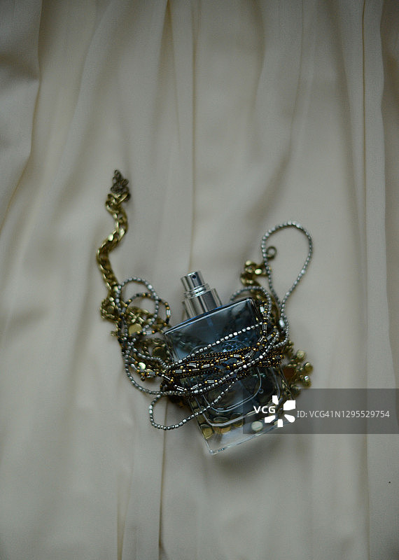 白色背景上的香水瓶图片素材