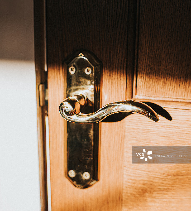 木门上的金色门把手图片素材