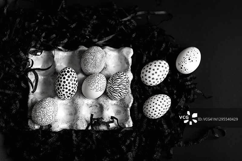 纸背景上的黑白彩绘复活节彩蛋图片素材