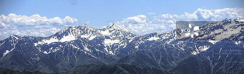 瓦萨奇山脉的雪峰全景图片素材