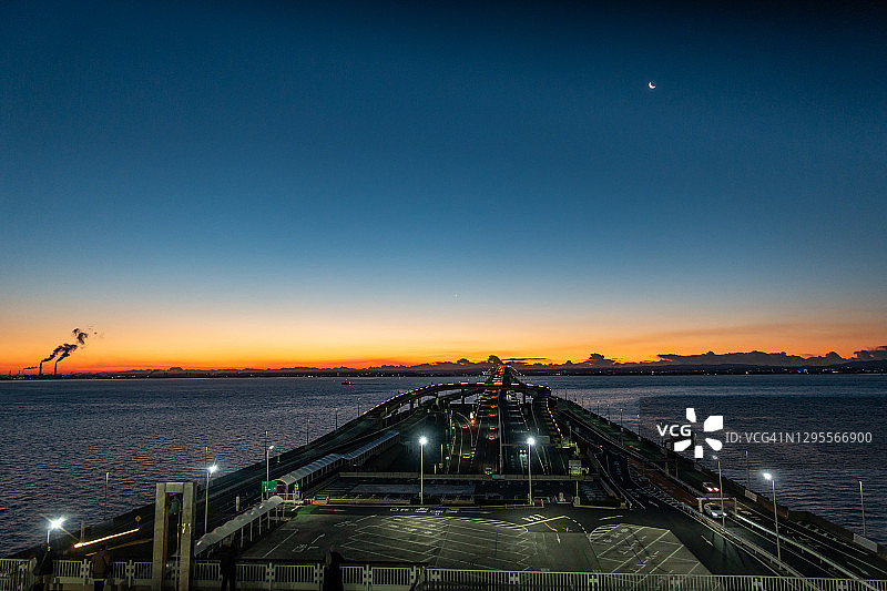 日本千叶县城市高速公路和海面上的月亮图片素材