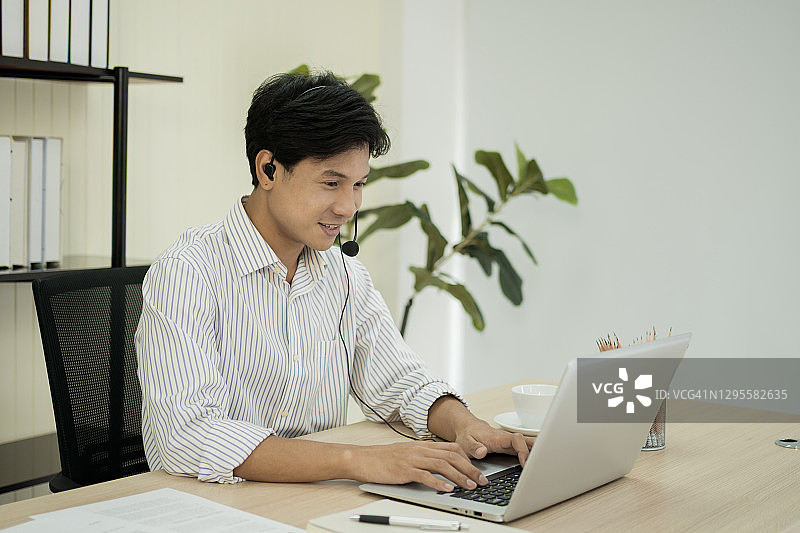 人力资源经理通过视频通话招聘，COVID-19疫情图片素材