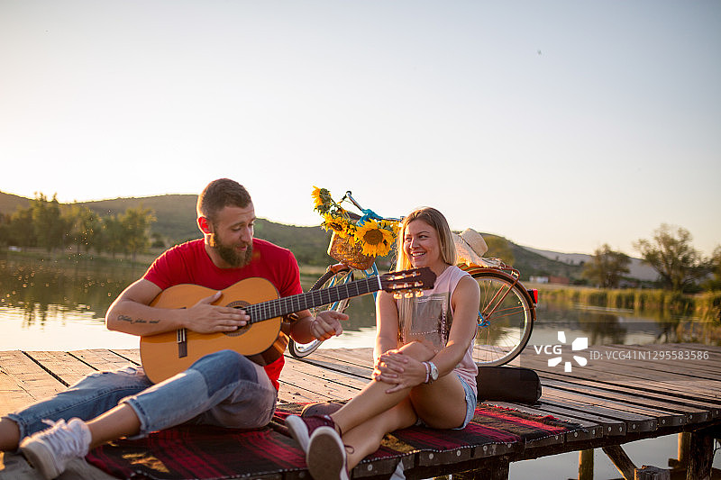 享受户外弹吉他和放松的一天图片素材