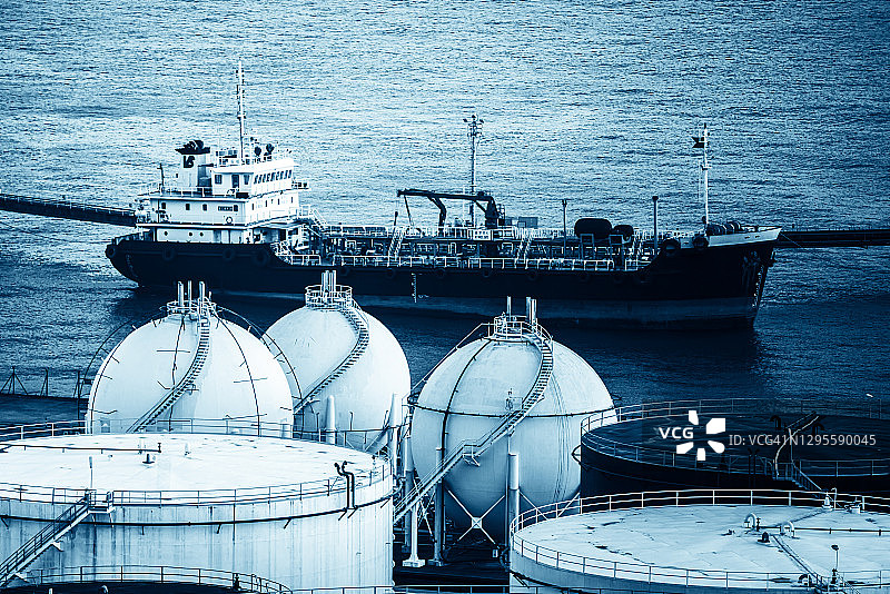 工业区光线下的坦克图片素材