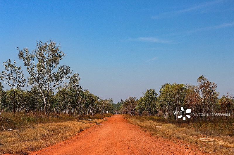 澳大利亚内陆的红色中心道路，未铺砌的道路图片素材
