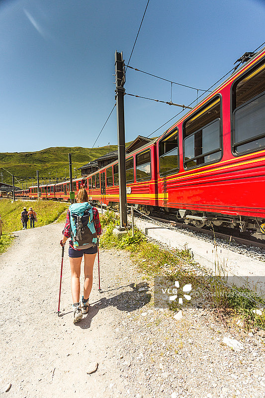 徒步者在少女峰铁路小谢德格附近的火车站行走，艾格峰和劳伯峰之间的山口，位于瑞士格林德瓦图片素材