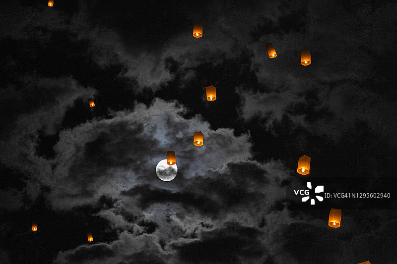 清迈水灯节的满月夜空图片素材