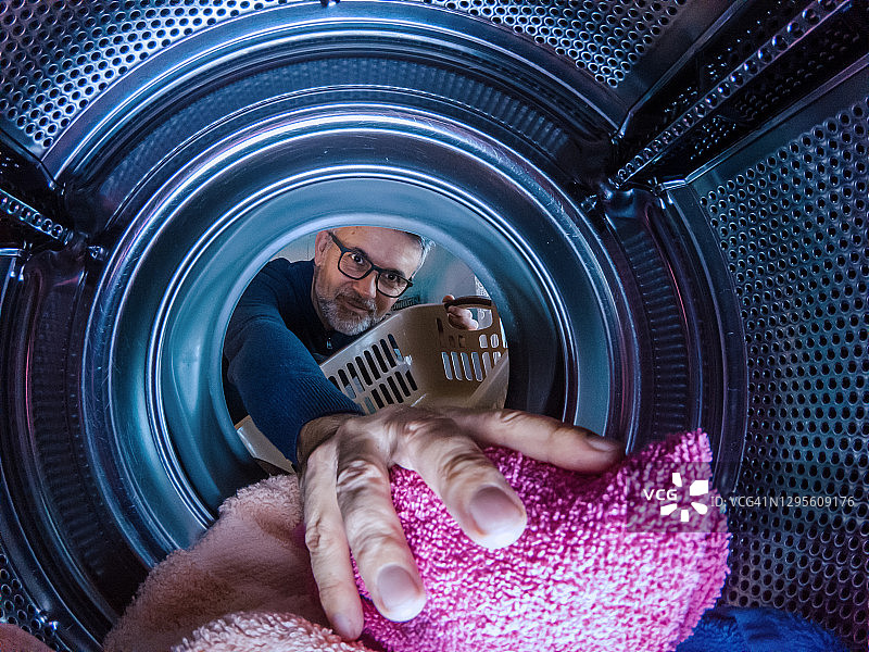 中年男人洗衣服图片素材