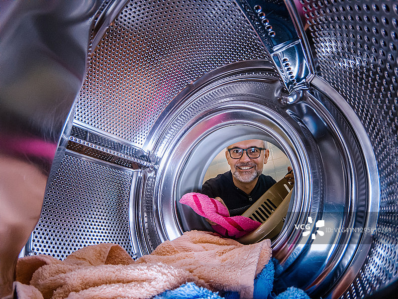 中年男人洗衣服图片素材